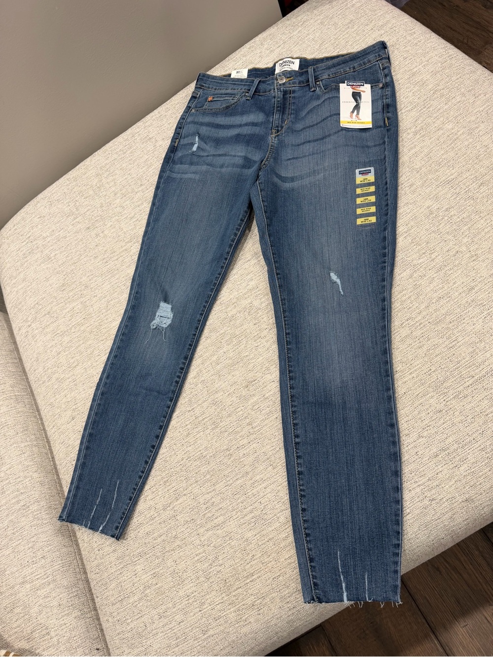 Denizen from Levi's Women's Dark Blue Skinny Jeans with Light Fade